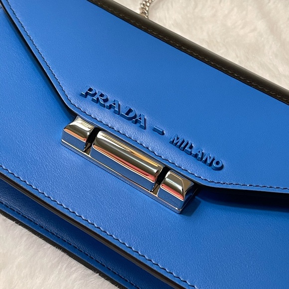 Prada - Picture 3 of 9